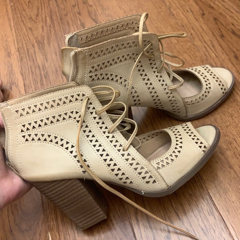 Restricted tan heels, size 7